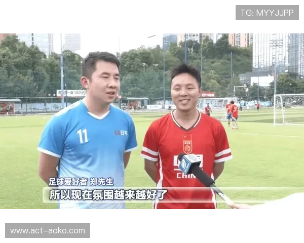 球星跨越绿茵梦想 坐在足球上感受激情与荣耀的碰撞 球星跨越绿茵梦想 坐在足球上感受激情与荣耀的碰撞